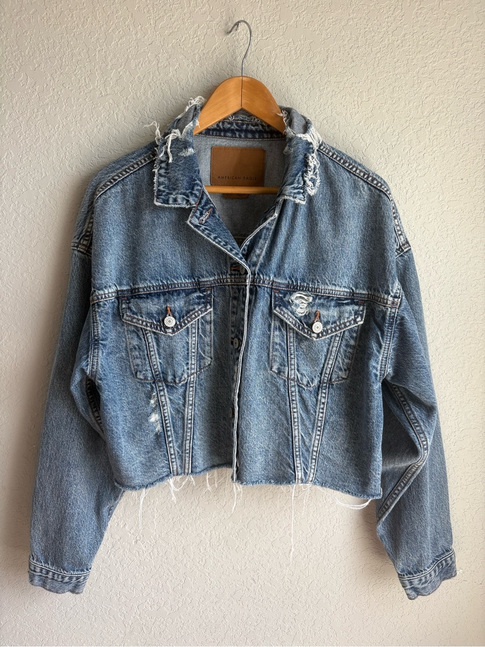 American Eagle Distressed Cropped Denim Jacket Women’s Large Light Wash Raw Hem